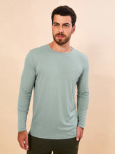 Carregar imagem no visualizador da galeria, Model Front: Uv Line T-Shirt Longsleeve New Fit Masc Verde Agua Upf50+
