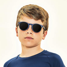 Carregar imagem no visualizador da galeria, Model Front: Uv Line Lunettes De Soleil Kids Sunglasses Marinho Uv400
