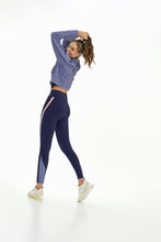 Carregar imagem no visualizador da galeria, Model Back: Alto Giro Fitness Haut Blusa Crimp Gola Alta Azul Heron
