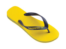 Carregar imagem no visualizador da galeria, Model Front: Havaianas Tongs Brasil Logo Citrus Yellow
