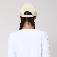 Carregar imagem no visualizador da galeria, Model Back: Uv Line Casquette Visor Nice Fem Sand Upf50+
