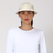 Carregar imagem no visualizador da galeria, Model Front: Uv Line Casquette Visor Nice Fem Sand Upf50+
