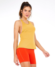 Carregar imagem no visualizador da galeria, Model Front: Alto Giro Fitness Haut Regata Speed Debrum Sport Way Amarelo Mango
