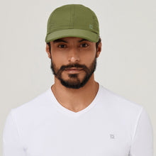 Carregar imagem no visualizador da galeria, Model Front: Uv Line Casquette Cap Uv Pro Masc Green Militar Upf50+
