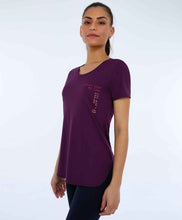 Carregar imagem no visualizador da galeria, Model Front: Alto Giro Fitness Haut T-Shirt Skin Fit Inspiracionais Roxo
