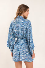 Carregar imagem no visualizador da galeria, Model Back: Rio De Sol Robe De Plage Chuva Kimono
