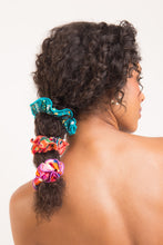 Carregar imagem no visualizador da galeria, Image 04: Rio De Sol Chouchou Love-Trip Scrunchie
