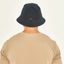 Carregar imagem no visualizador da galeria, Model Back: Uv Line Bob Hat Toronto Colors Masc Black Upf50+
