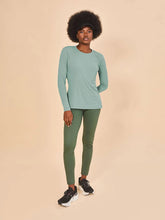 Carregar imagem no visualizador da galeria, Model Front: Uv Line T-Shirt Longsleeve Fem New Fit Verde Agua Upf50+
