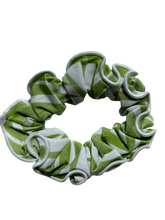 Carregar imagem no visualizador da galeria, Product Front: Rio De Sol Chouchou Palms Scrunchie
