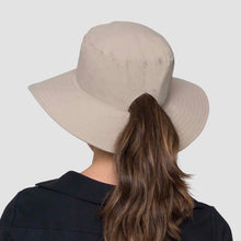 Carregar imagem no visualizador da galeria, Model Back: Uv Line Bob Hat California Nac Fem Sand Upf50+
