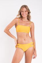 Carregar imagem no visualizador da galeria, Model Front: Rio De Sol Ensemble Set Solar Bandeau-Reto Madrid
