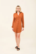 Carregar imagem no visualizador da galeria, Model Front: Uv Line Chemise Shirtdress Copenhagen Caramelo Upf50+
