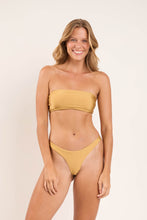 Carregar imagem no visualizador da galeria, Model Front: Rio De Sol Haut Top Fluity-Dourado Bandeau-Reto
