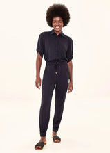 Carregar imagem no visualizador da galeria, Model Front: Uv Line Pantalon De Plage Pants Fem Basic Black Upf50+

