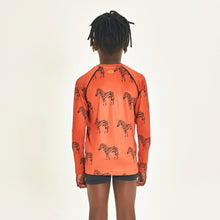 Carregar imagem no visualizador da galeria, Model Back: Uv Line T-Shirt Longsleeve Acqua Zebra Inf Upf50+
