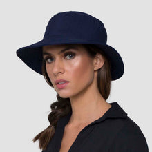 Carregar imagem no visualizador da galeria, Model Front: Uv Line Bob Hat California Nac Fem Navy Blue Upf50+

