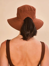 Carregar imagem no visualizador da galeria, Model Back: Uv Line Bob Hat California Fem Cognac Upf50+
