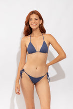Carregar imagem no visualizador da galeria, Model Front: Rio De Sol Bas Bottom Carmel-Blue Lacinho
