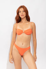 Carregar imagem no visualizador da galeria, Model Front: Rio De Sol Haut Top Tribu-Flow Zaya

