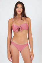 Carregar imagem no visualizador da galeria, Model Front: Rio De Sol Haut Top Shimmer-Confetti Bandeau-Knot
