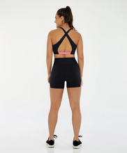 Carregar imagem no visualizador da galeria, Model Back: Alto Giro Fitness Bas Bermuda Bodytex Barriga Zero E Bolso Preto
