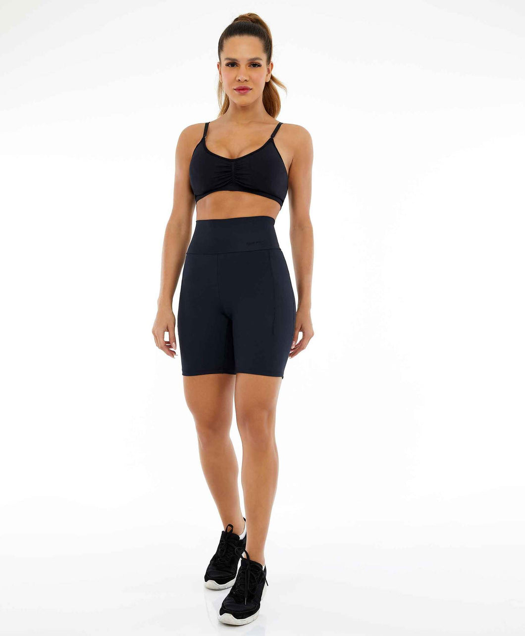 Model Front: Alto Giro Fitness Bas Bermuda Hyper Com Bolsos Laterais Preto