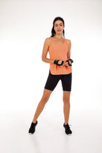 Carregar imagem no visualizador da galeria, Model Front: Alto Giro Fitness Bas Bermuda Supplex Meia Coxa Preto
