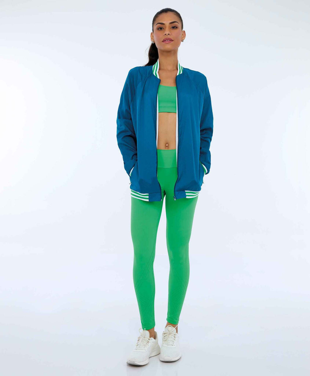 Model Front: Alto Giro Fitness Haut Jaqueta Aerofit Bomber Com Punhos Verde Deep Lagon
