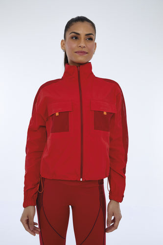 Model Front: Alto Giro Fitness Haut Jaqueta Techno Taslon Com Bolsos Vermelho Haute Red