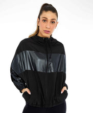 Carregar imagem no visualizador da galeria, Model Front: Alto Giro Fitness Haut Jaqueta Tecnospan Recortes Preto
