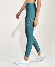 Carregar imagem no visualizador da galeria, Image 02: Alto Giro Fitness Bas Legging Atlanta Fitas Refletivas Verde Strong
