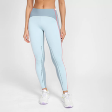Carregar imagem no visualizador da galeria, Model Front: Alto Giro Fitness Bas Legging Blackout Bio Recortes Cinza Lead
