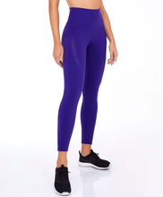 Carregar imagem no visualizador da galeria, Model Front: Alto Giro Fitness Bas Legging Blackout Ii Laser E Fusao Roxo Eletric
