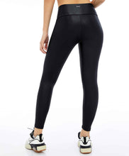 Carregar imagem no visualizador da galeria, Model Back: Alto Giro Fitness Bas Legging Couro Com Recorte Rebatidos Preto
