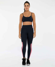 Carregar imagem no visualizador da galeria, Model Front: Alto Giro Fitness Bas Legging Hyper Detalhe Cos Preto
