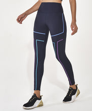 Carregar imagem no visualizador da galeria, Model Front: Alto Giro Fitness Bas Legging Hyper Linhas Fusionadas Preto
