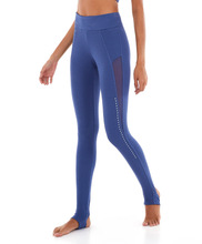 Carregar imagem no visualizador da galeria, Model Front: Alto Giro Fitness Bas Legging Staff Com Tule E Silk Azul Movement
