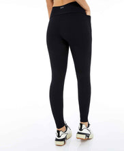 Carregar imagem no visualizador da galeria, Model Back: Alto Giro Fitness Bas Legging Unique Recortes Preto
