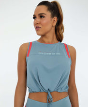 Carregar imagem no visualizador da galeria, Model Front: Alto Giro Fitness Haut Regata Eco Skin Fit Recortes E Regulagem Cinza Lead
