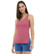 Carregar imagem no visualizador da galeria, Model Front: Alto Giro Fitness Haut Regata Skin Fit Alongada Roxo Reset

