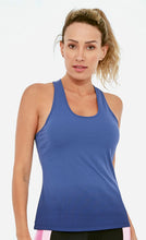 Carregar imagem no visualizador da galeria, Model Front: Alto Giro Fitness Haut Regata Skin Fit Degrade Marinho
