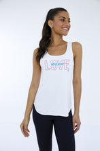 Carregar imagem no visualizador da galeria, Model Front: Alto Giro Fitness Haut Regata Skin Fit Inspiracional Branco Optico
