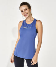 Carregar imagem no visualizador da galeria, Model Front: Alto Giro Fitness Haut Regata Skin Fit Inspiracional Nadador Azul Moonlight
