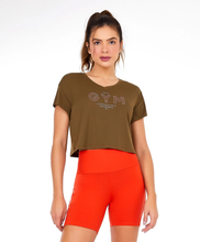 Carregar imagem no visualizador da galeria, Model Front: Alto Giro Fitness Haut T-Shirt Cropped Skin Fit Gym Verde Olive

