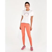 Carregar imagem no visualizador da galeria, Model Front: Alto Giro Fitness Haut T-Shirt Radiosa Love Is Off White
