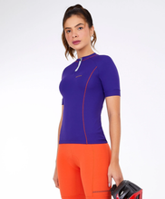 Carregar imagem no visualizador da galeria, Model Front: Alto Giro Fitness Haut T-Shirt Skin Fit Biker Com Bolsos Roxo Eletric

