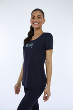 Carregar imagem no visualizador da galeria, Model Front: Alto Giro Fitness Haut T-Shirt Skin Fit Inspiracionais Preto
