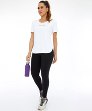 Carregar imagem no visualizador da galeria, Model Front: Alto Giro Fitness Haut T-Shirt Skin Fit Inspiracional Branco Optico
