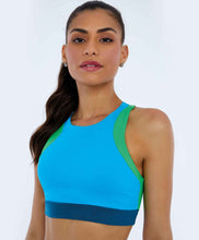 Carregar imagem no visualizador da galeria, Model Front: Alto Giro Fitness Haut Top Blackout Decote Alto Recortes Azul Vivid
